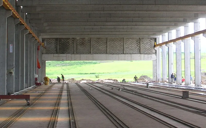 Construimos pistas de acero de gran calidad para la fabricación de vigas y placas pretensadas de hormigón. 